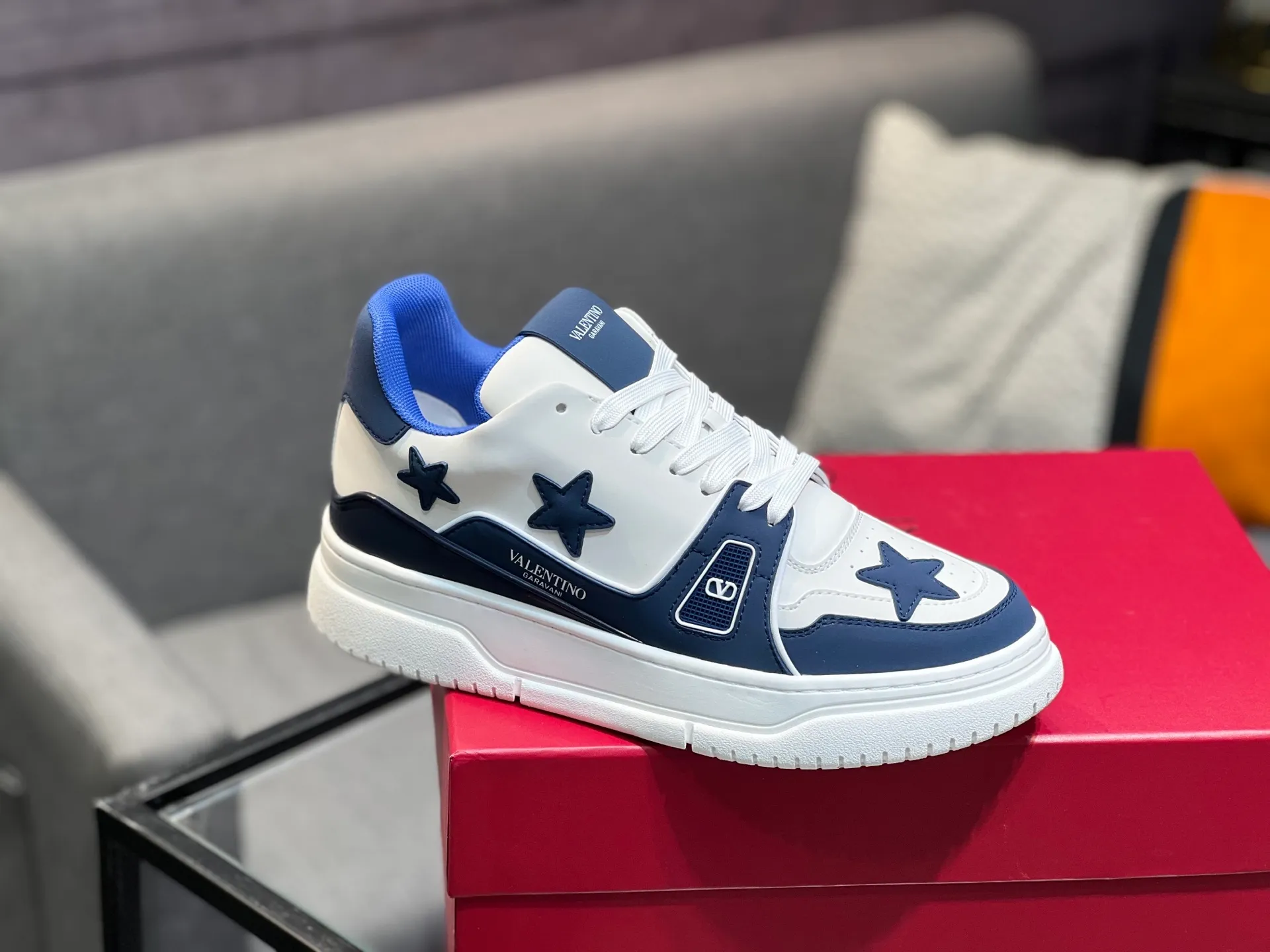 Men's Men's Shoes 💰660 Valentino 2023 early autumn new star shoes are now online! Wang Hedi and Ren Jialun have been worn by many celebrities. Who can refuse the same couple shoes as Wang Hedi! The design of Stars Stab My Heart is cool and spicy. The material of the shoes is cowhide, and every color is beautiful! Size 35-40, men’s size 39-44 (women’s 41, men’s 38, 45🉑️customized)